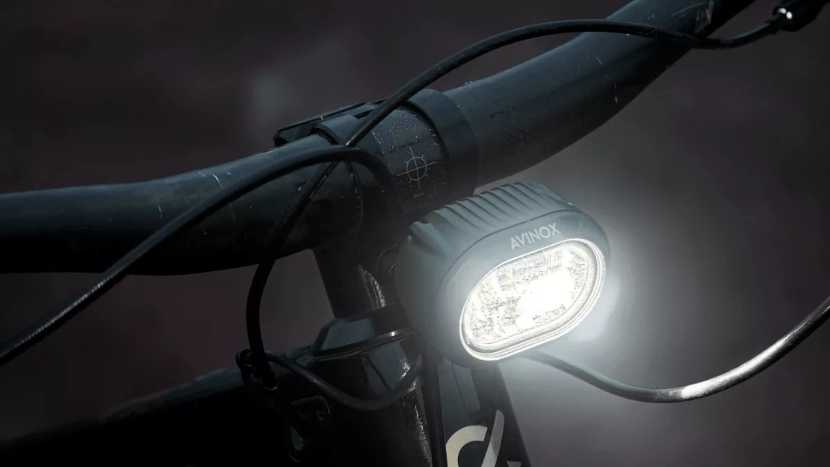 Avinox se lanza al sector de los accesorios y presenta su primer sistema de luces