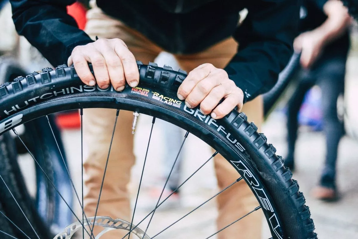5 cosas que no sabías de la válvula tubeless que te están haciendo perder aire (y cómo solucionarlo en 5 minutos)