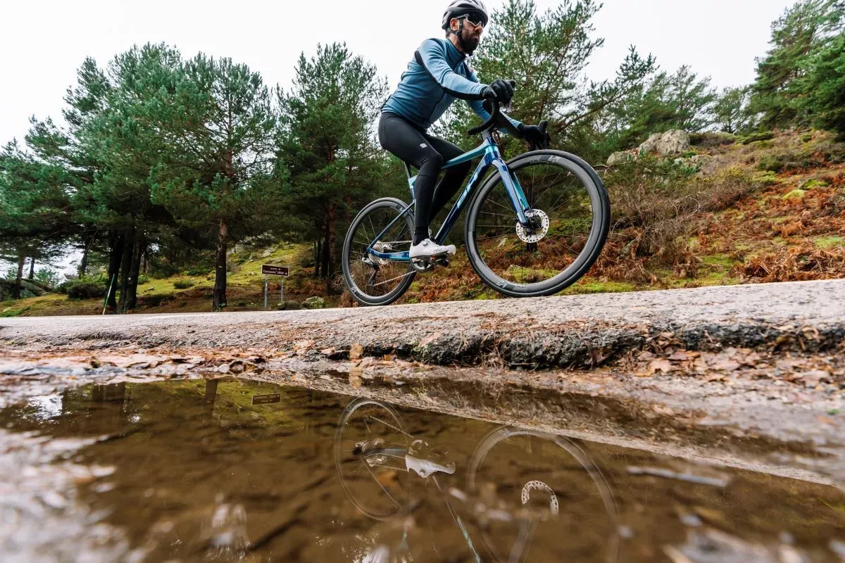 Los 5 accesorios imprescindibles de invierno para tus rutas de carretera y gravel