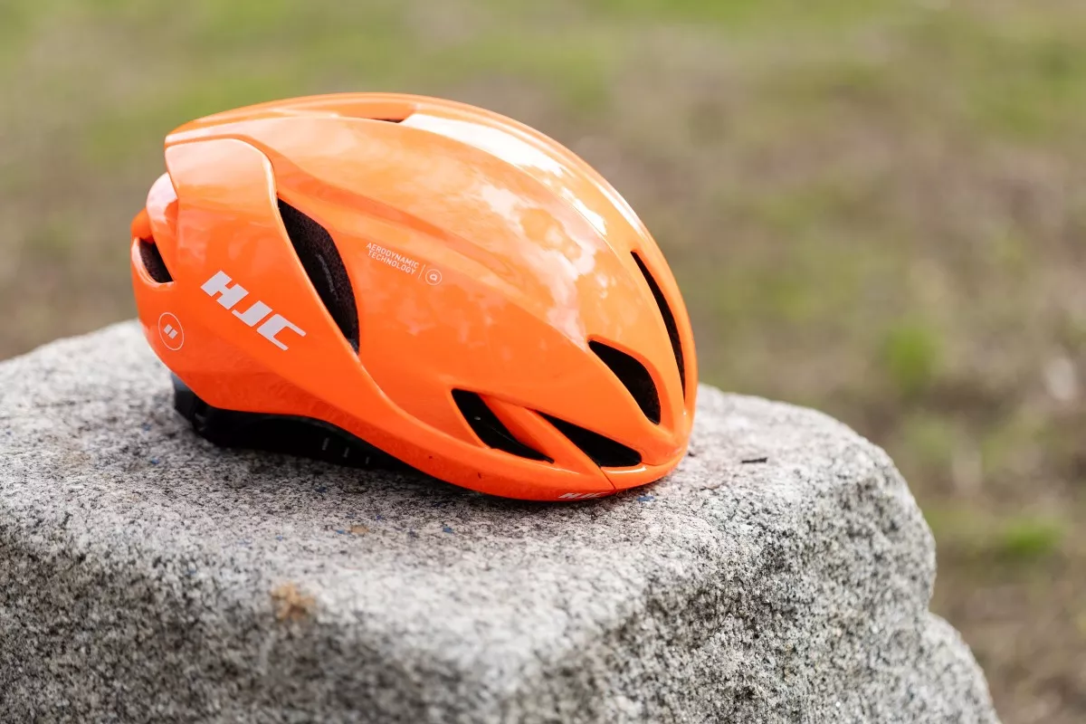 Aerodinámico, ventilado… y llamativo. Probamos el casco HJC Furion 3