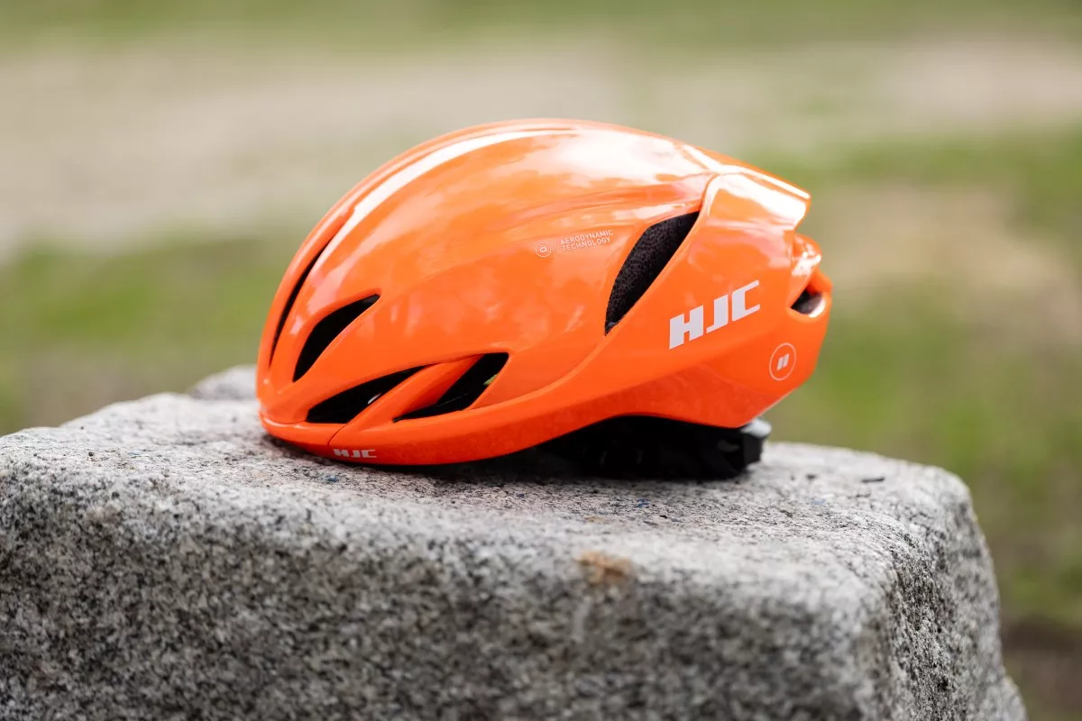 Aerodinámico, ventilado… y llamativo. Probamos el casco HJC Furion 3