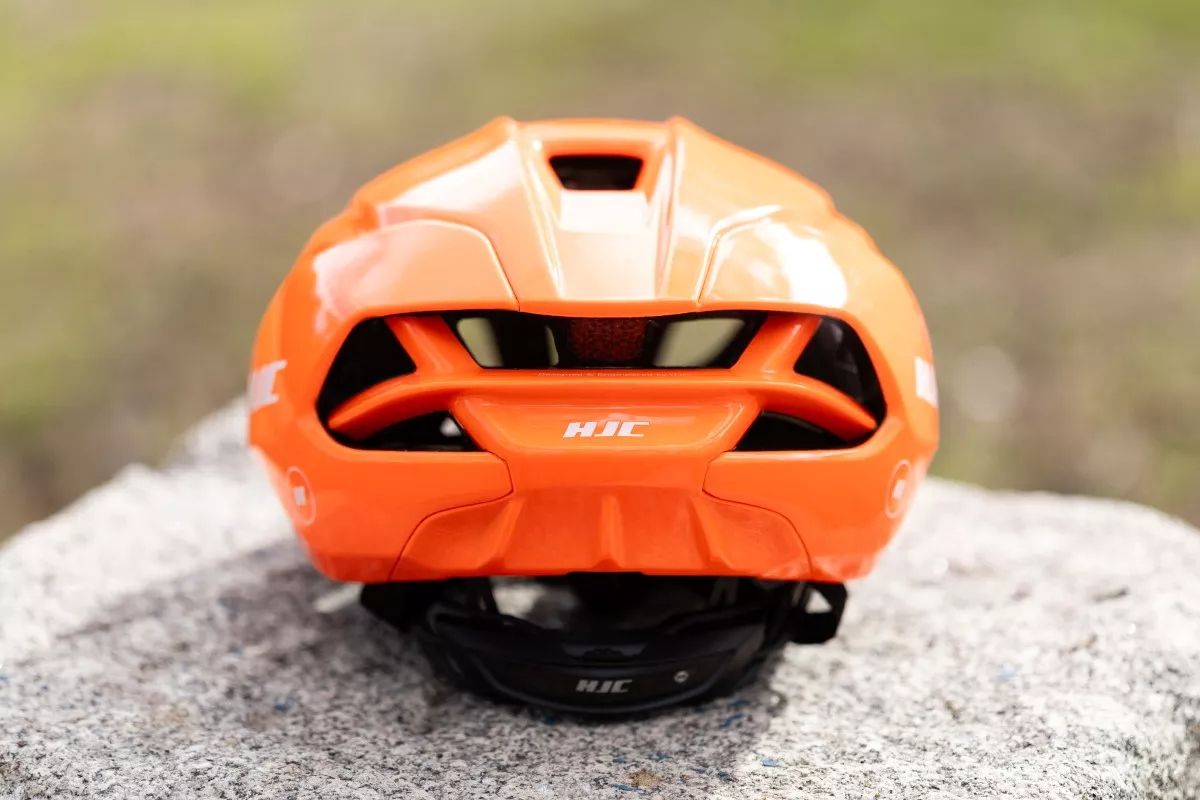 Aerodinámico, ventilado… y llamativo. Probamos el casco HJC Furion 3