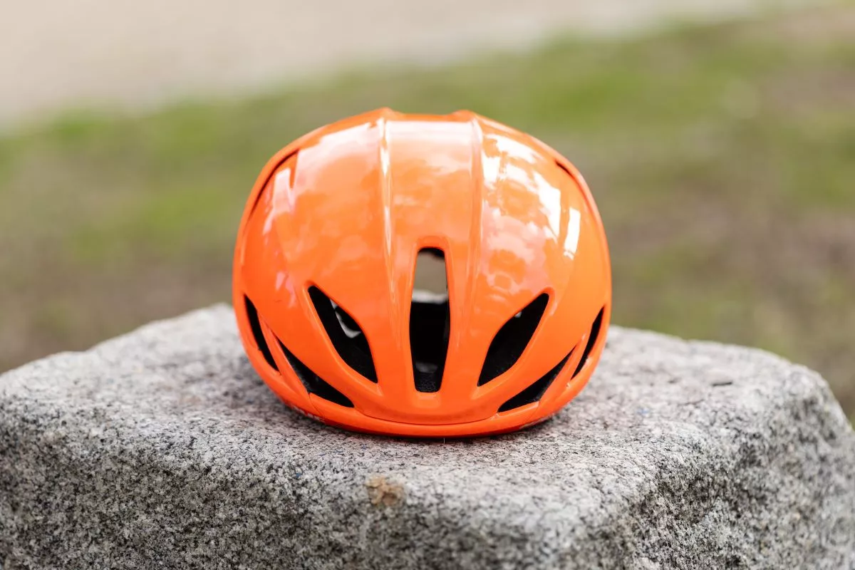 Aerodinámico, ventilado… y llamativo. Probamos el casco HJC Furion 3