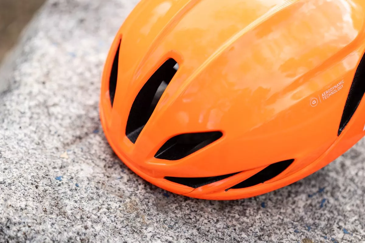 Aerodinámico, ventilado… y llamativo. Probamos el casco HJC Furion 3