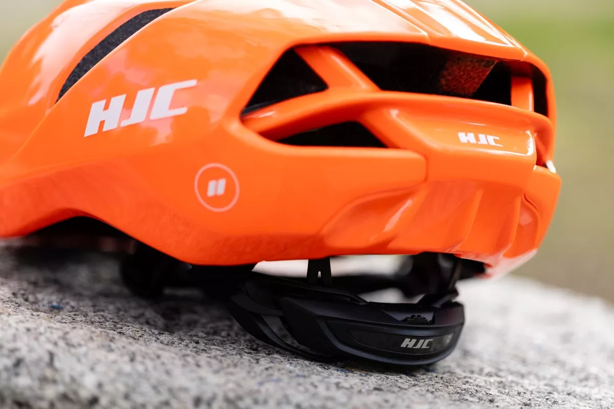 Aerodinámico, ventilado… y llamativo. Probamos el casco HJC Furion 3