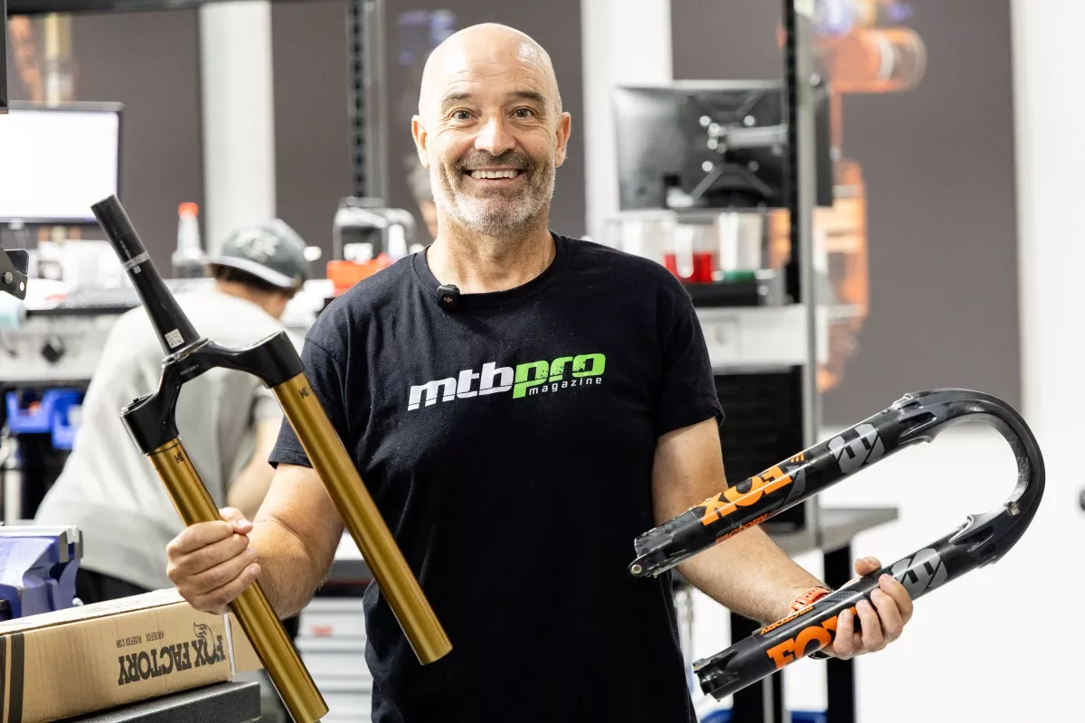 ¡Alucinamos con este taller! Visitamos el FOX Service Center