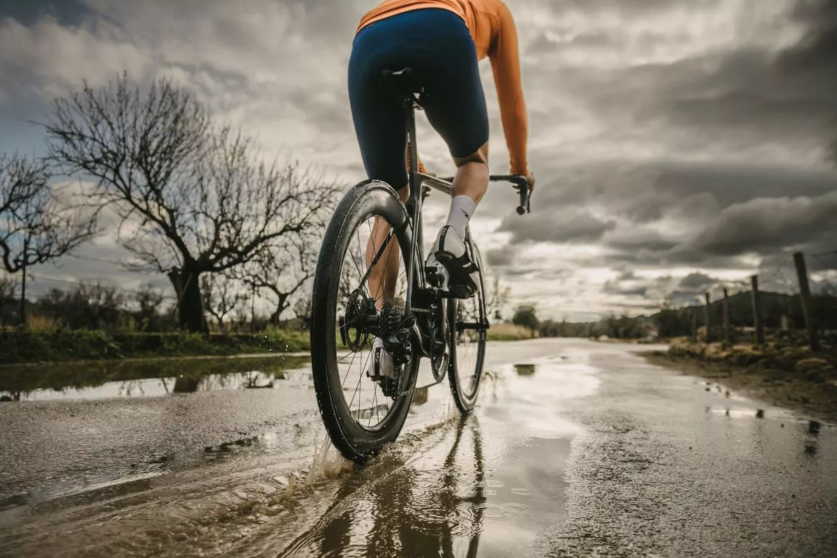 Ciclismo con frío y lluvia: Termorregulación y estrategia para rodar seco por dentro