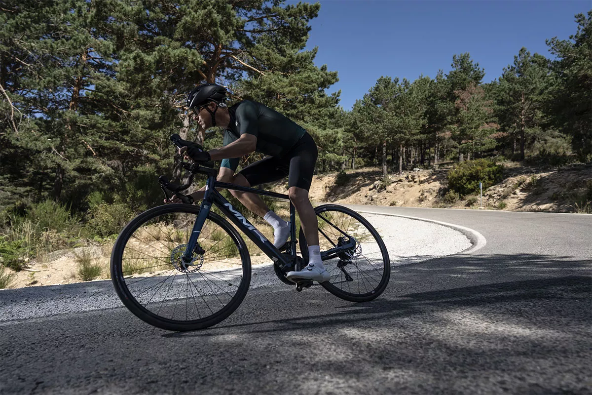 5 errores que no debes cometer bajando un puerto de carretera