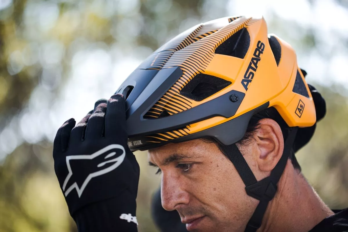 ¿Cómo debo cuidar el casco de bici para que dure más?