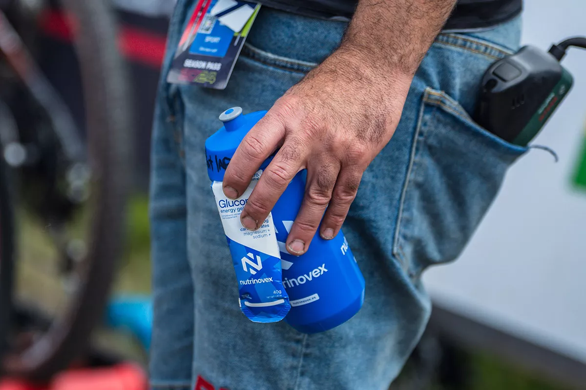 Nutrición ciclista: La "Regla de los 45 Minutos" para evitar la pájara y rendir al máximo
