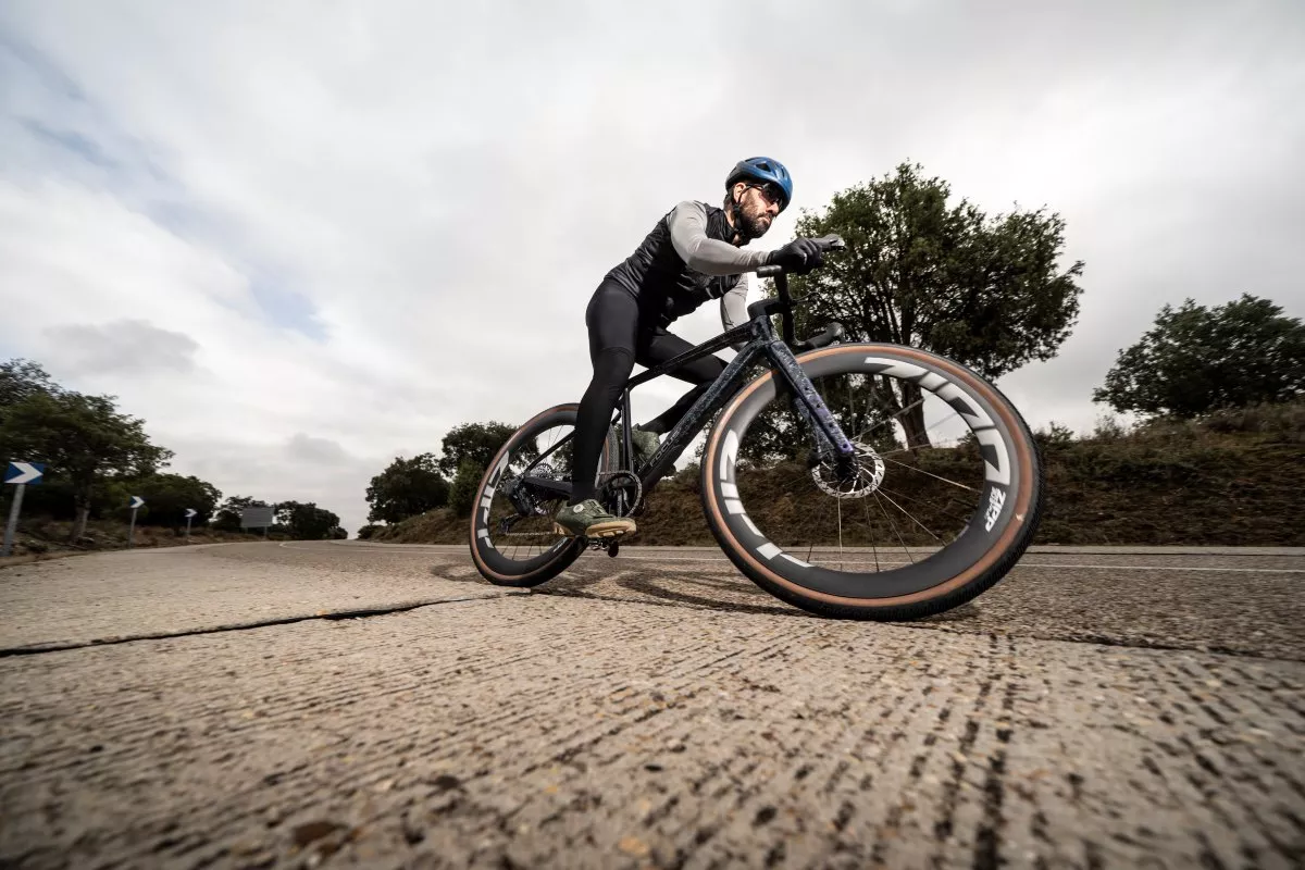 ¿Qué aportan las ruedas de perfil medio-alto en la bici de carretera?