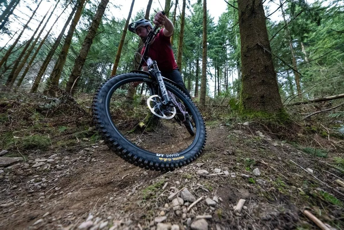 Cómo arruinar los neumáticos de tu MTB en 10 minutos