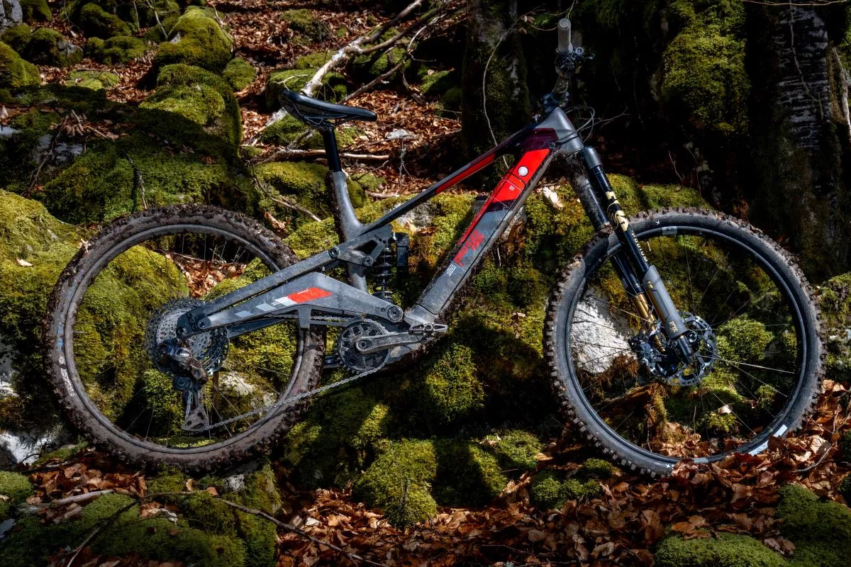 Nueva Rotwild R.EXC: vainas elevadas, geometría variable y sistema Avinox M2S para e-enduro radical