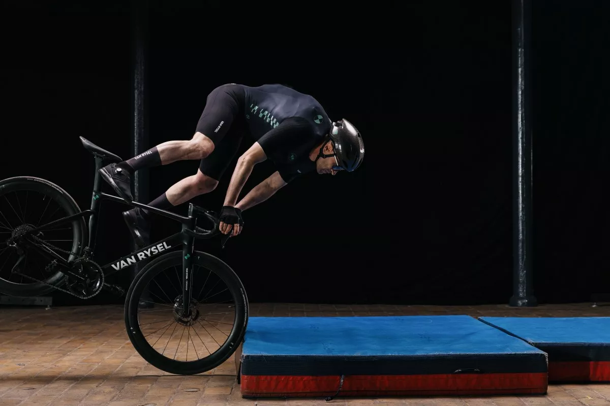 Van Rysel presenta su Airbag para ciclistas... y el equipo Decathlon ya lo está probando