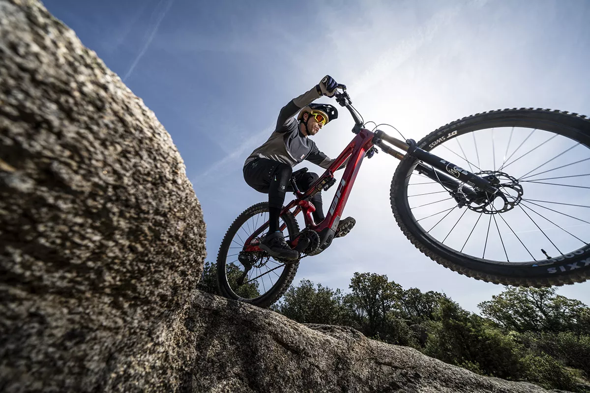 Una e-Enduro de altos vuelos con el Avinox M2S. Probamos la BH iLynx+ DL Enduro Carbon 9.7
