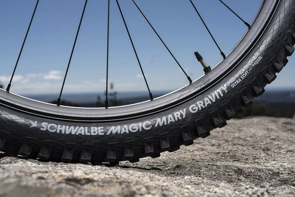Schwalbe Magic Mary Ultrasoft: Maximizando el agarre gracias a su construcción radial