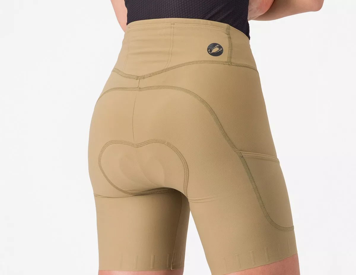 Castelli lanza su primera colección femenina para cicloturismo y bikepacking