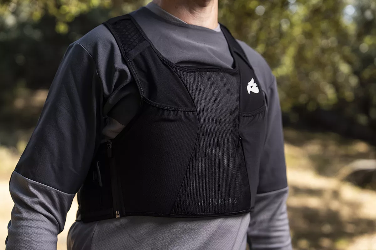 Probamos el peto protector Bluegrass Venture Vest: protección y carga todo en uno