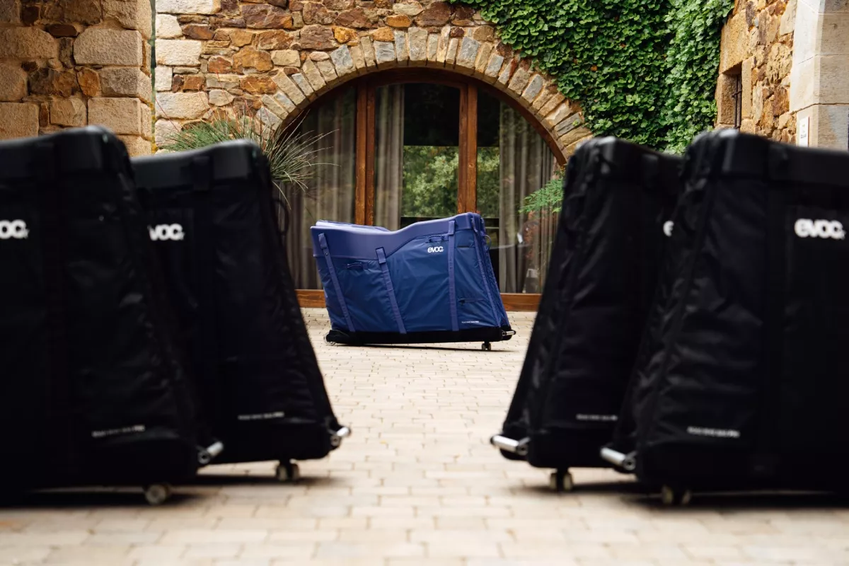 EVOC lanza la Road Bike Bag Pro Violet: una solución cómoda (y con estilo) para el transporte de bicis de carretera