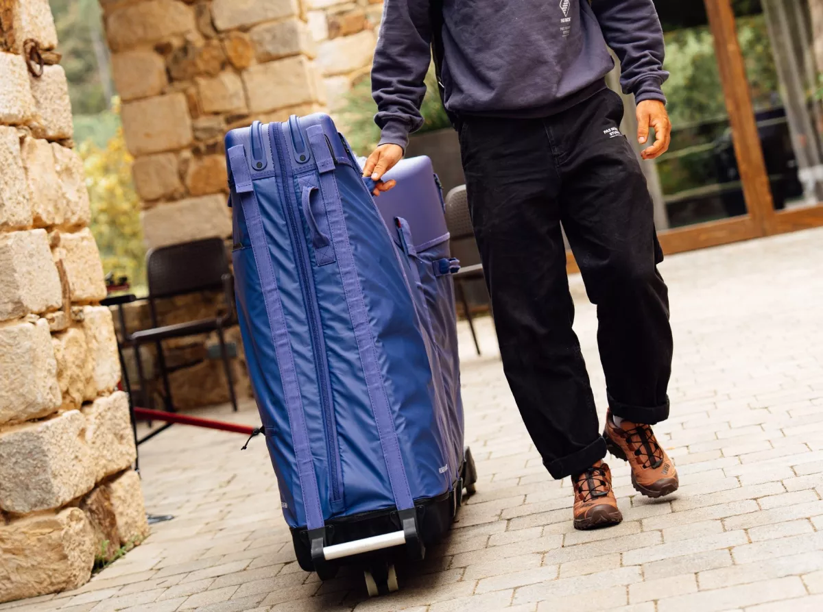 EVOC lanza la Road Bike Bag Pro Violet: una solución cómoda (y con estilo) para el transporte de bicis de carretera
