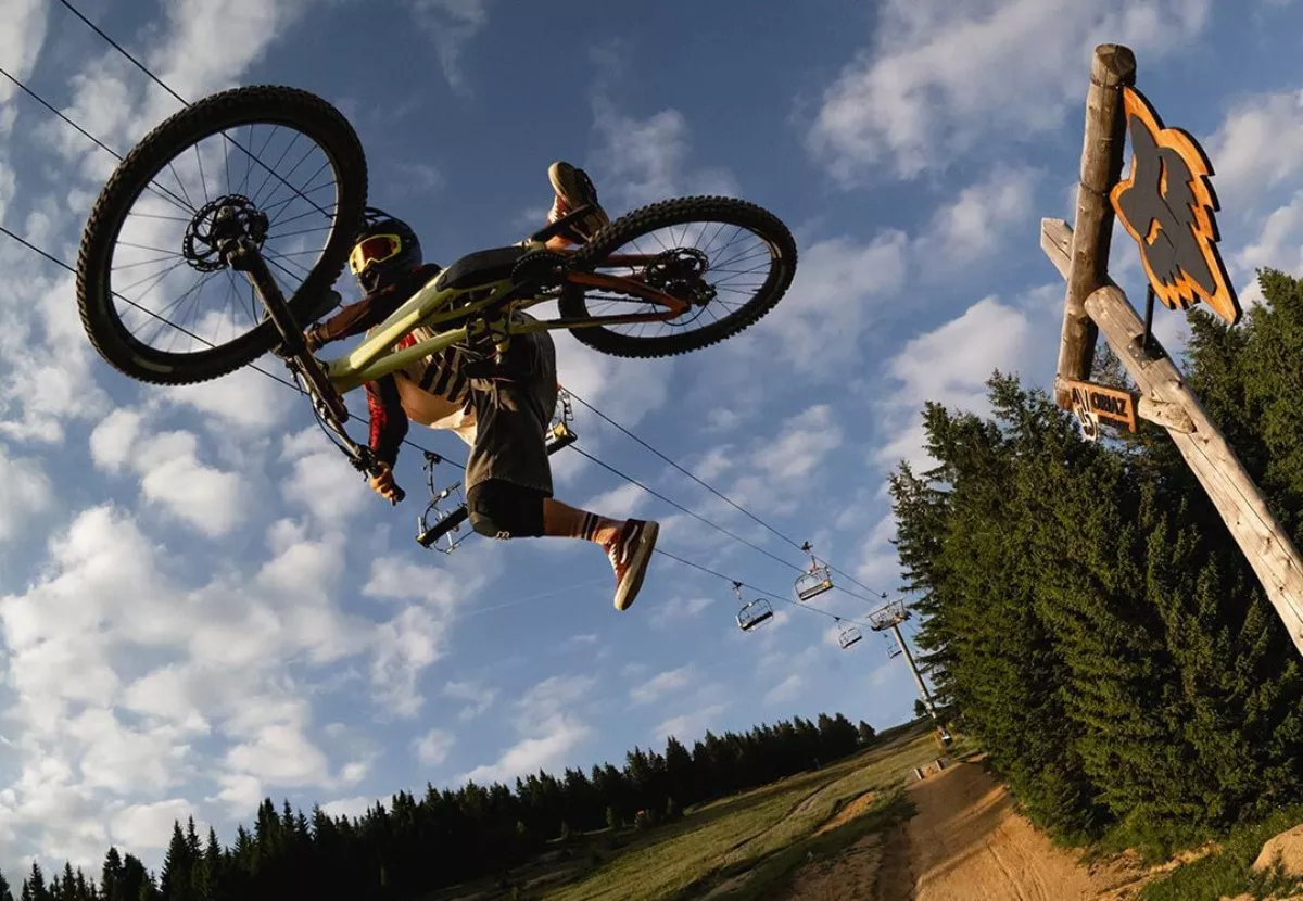 Fox Racing reúne a sus mejores bikers en la serie cinematográfica “Fox Shred-It”