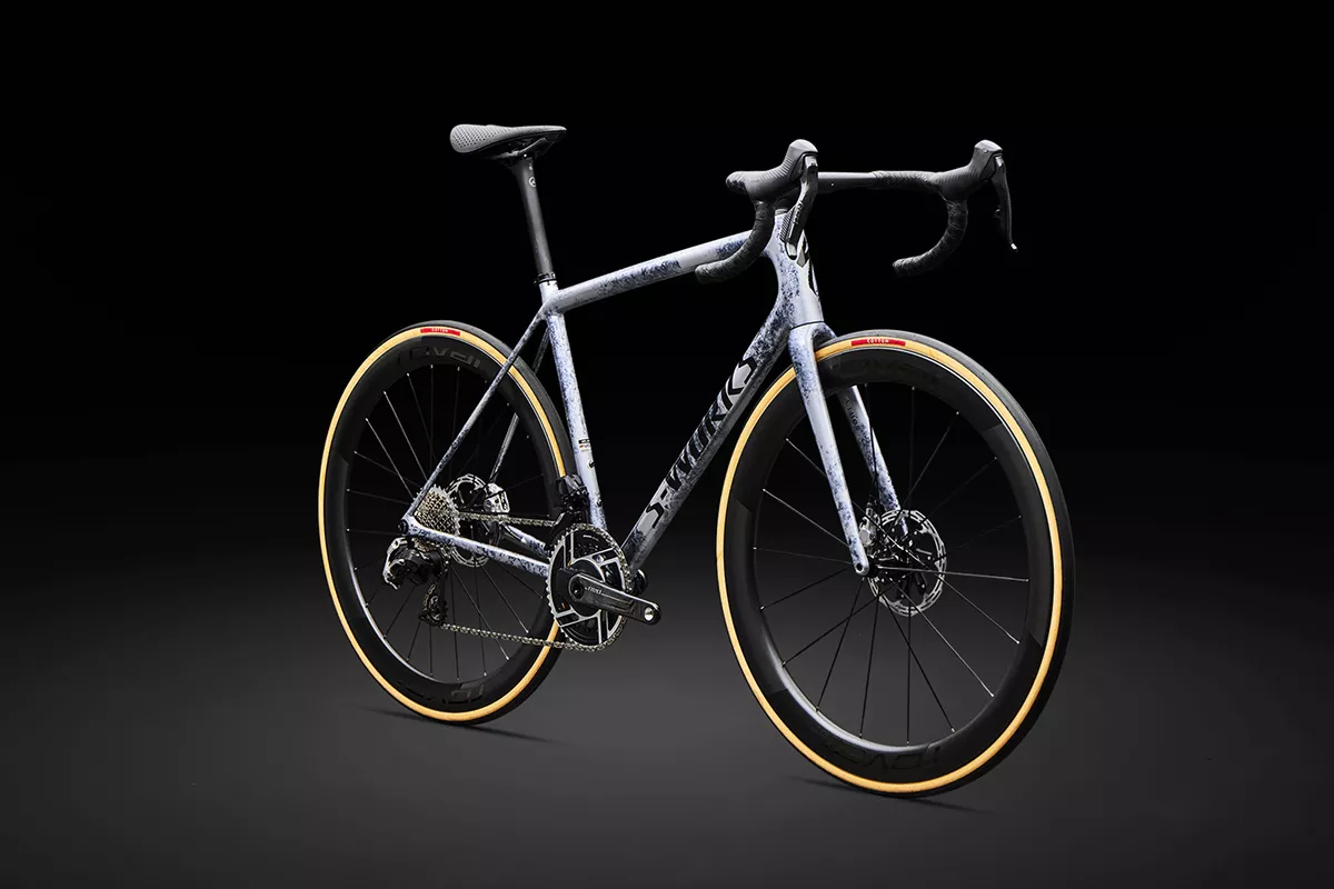 Nuevos montajes Aethos 2 y cascos ‘Team Replica’ de Specialized