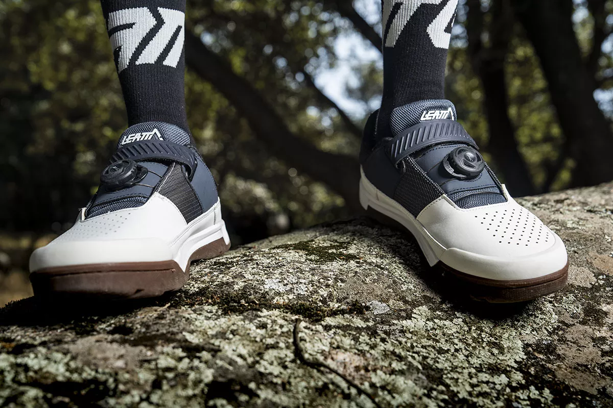 Probamos las zapatillas Leatt ProClip 5.0: sensibilidad, control y protección