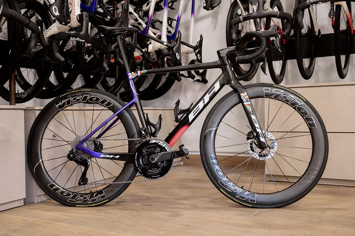 Ahorrando hasta el último gramo y homenaje a Herrada; La BH Ultralight para La Vuelta 26