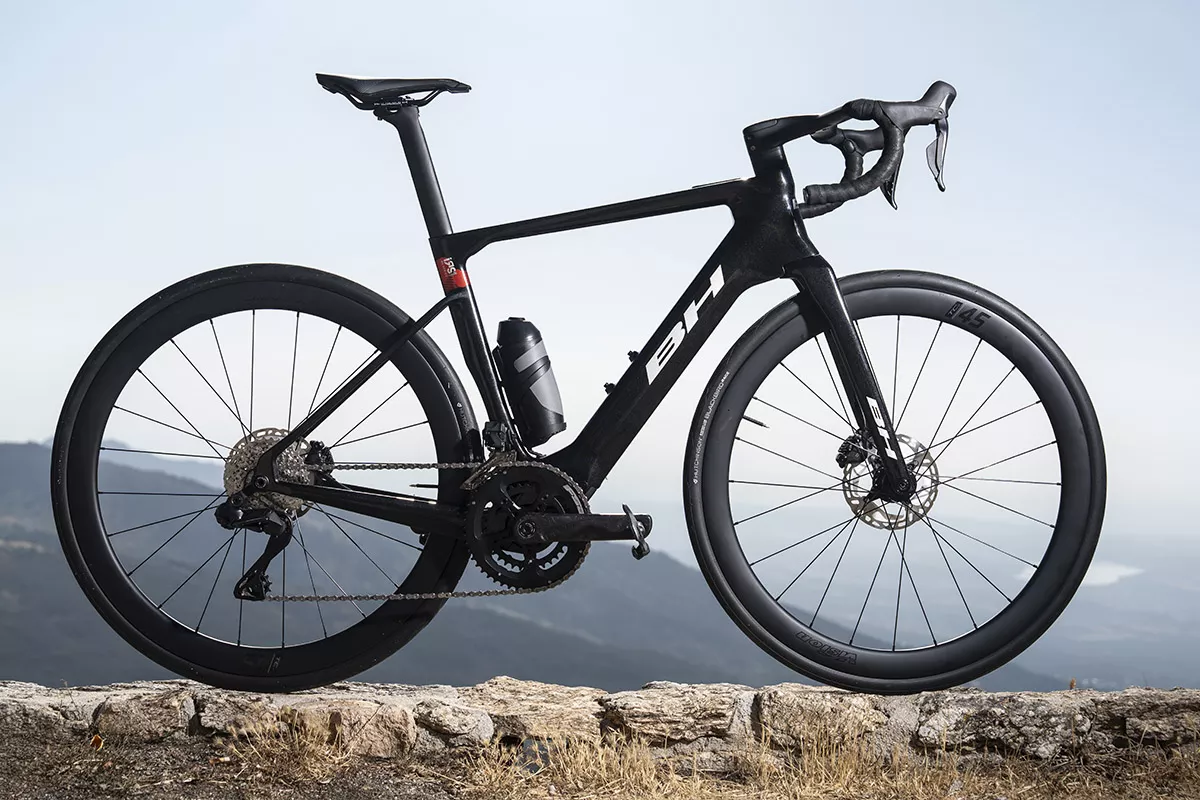 La nueva BH iRS1, con motor SEG BLM, marca una nueva generación de ebikes de carretera