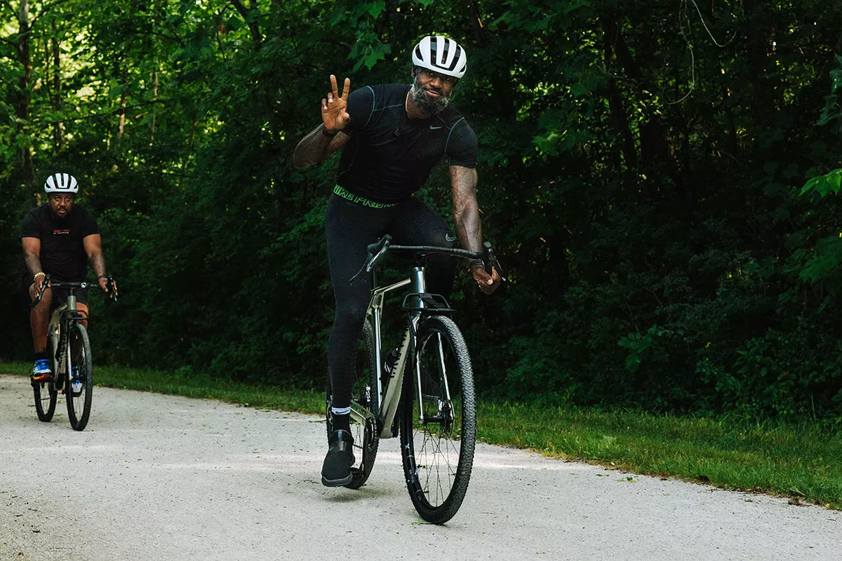Una gravel de 32” para la NBA: así es la Canyon Grizl CF a medida de LeBron James