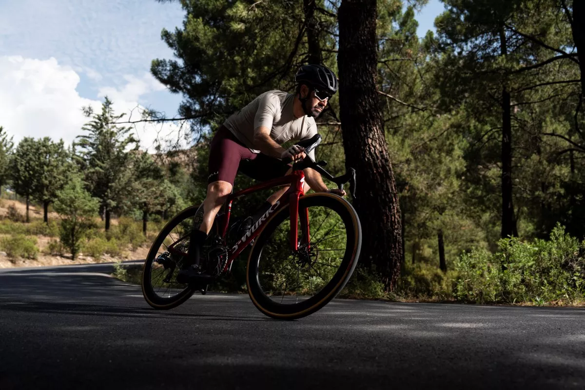 5 consejos clave para bajar en bici de carretera con seguridad y confianza