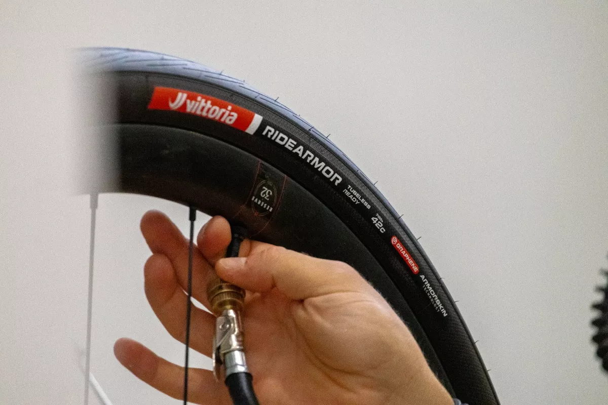Vittoria RideArmor suma la medida de 42 mm: polivalencia y durabilidad en uso mixto