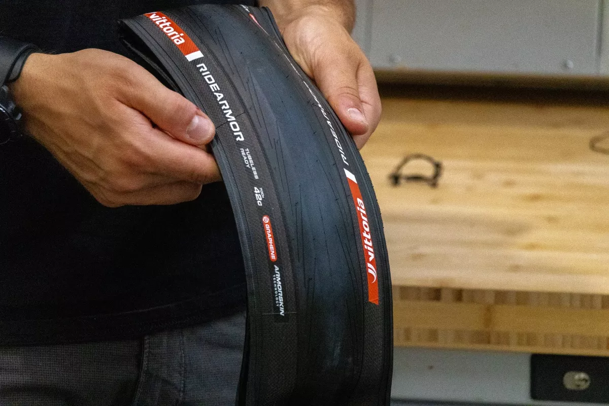Vittoria RideArmor suma la medida de 42 mm: polivalencia y durabilidad en uso mixto