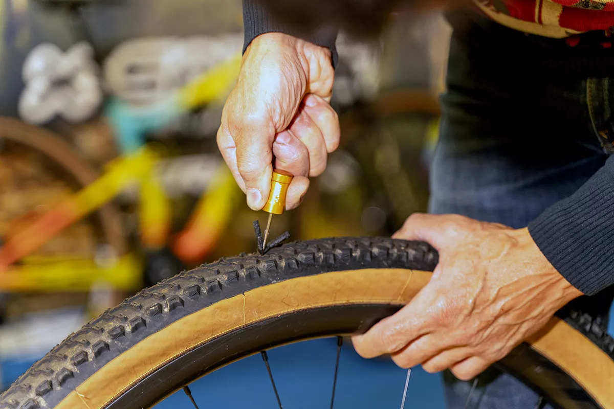Si tienes tubeless, lleva siempre mechas contigo: por qué y cómo usarlas