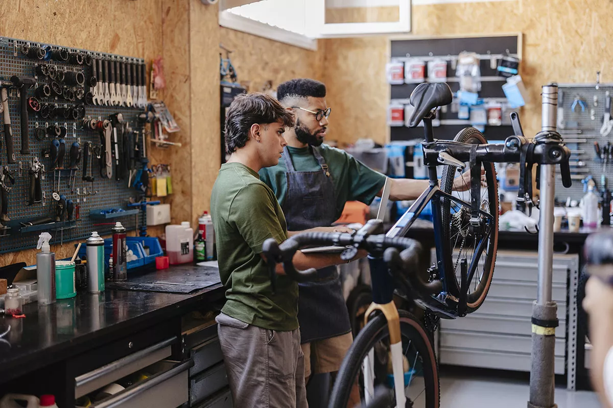 El gran problema de los talleres de bicis en Europa: faltan mecánicos cualificados