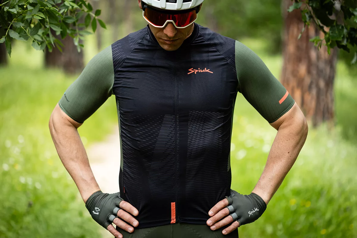 Probamos la combinación de maillot Searchers y culotte Anatomic de Spiuk para gravel y gran fondo