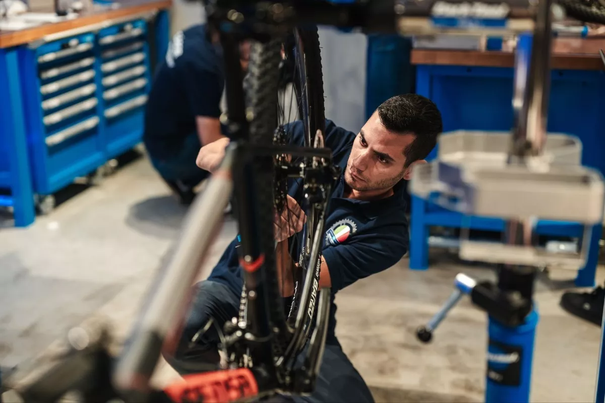 El gran problema de los talleres de bicis en Europa: faltan mecánicos cualificados