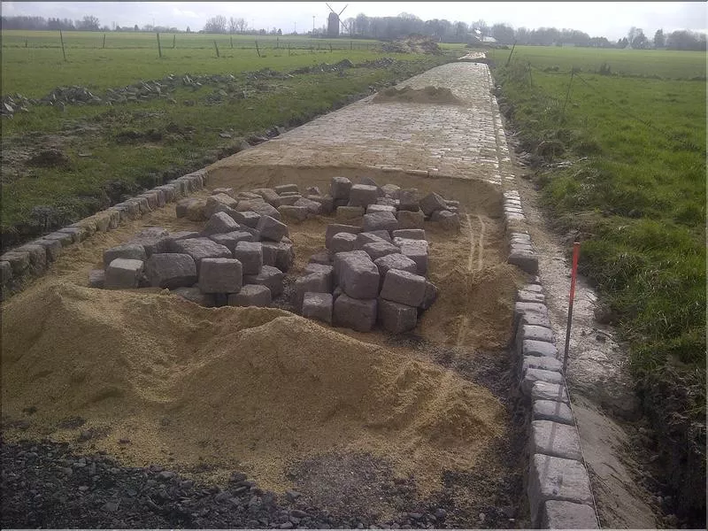 Trabajos de mantenimiento del pavés de la Paris Roubaix