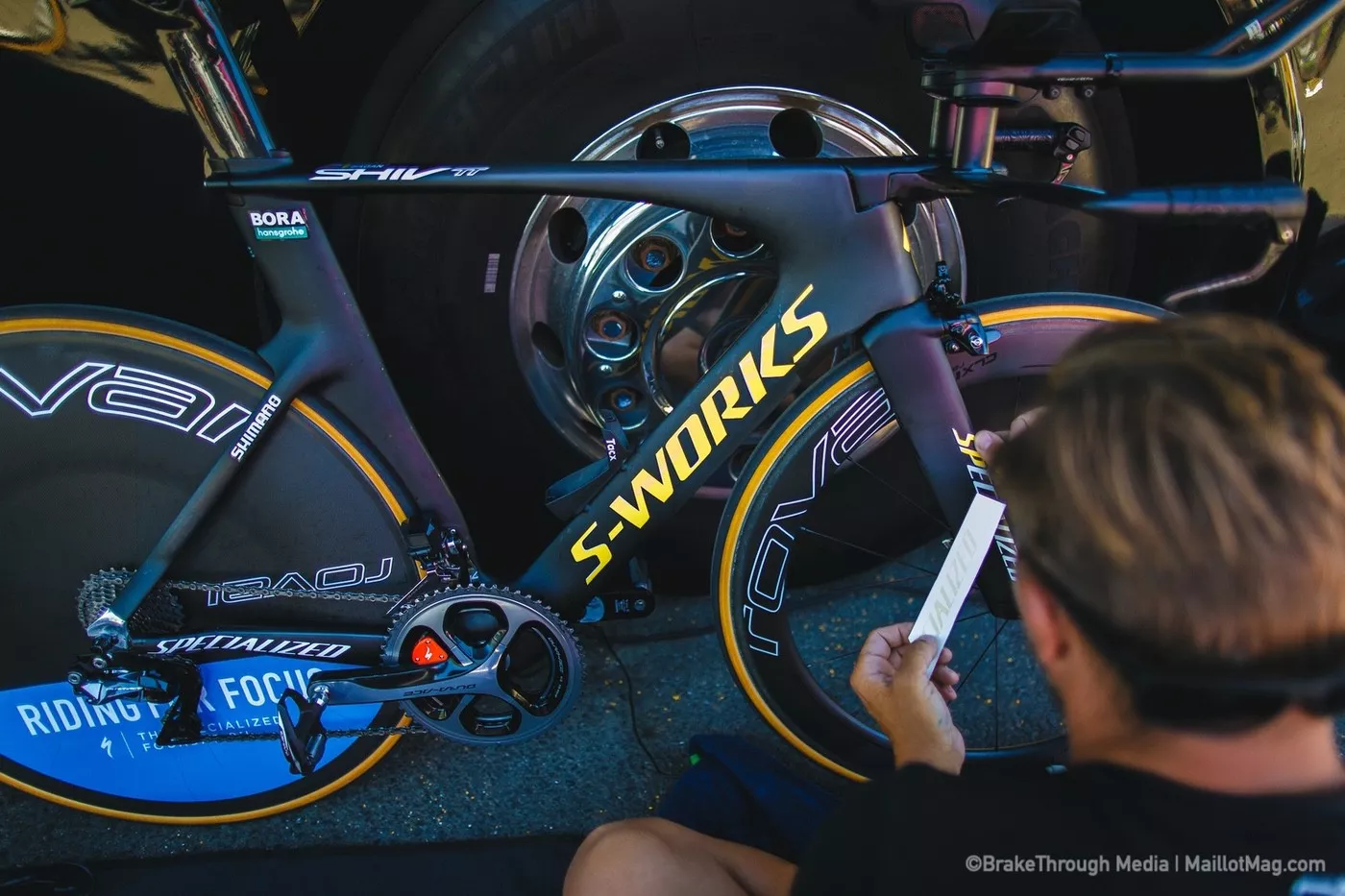 Mecánico del equipo Bora personalizando la bici de Peter Sagan
