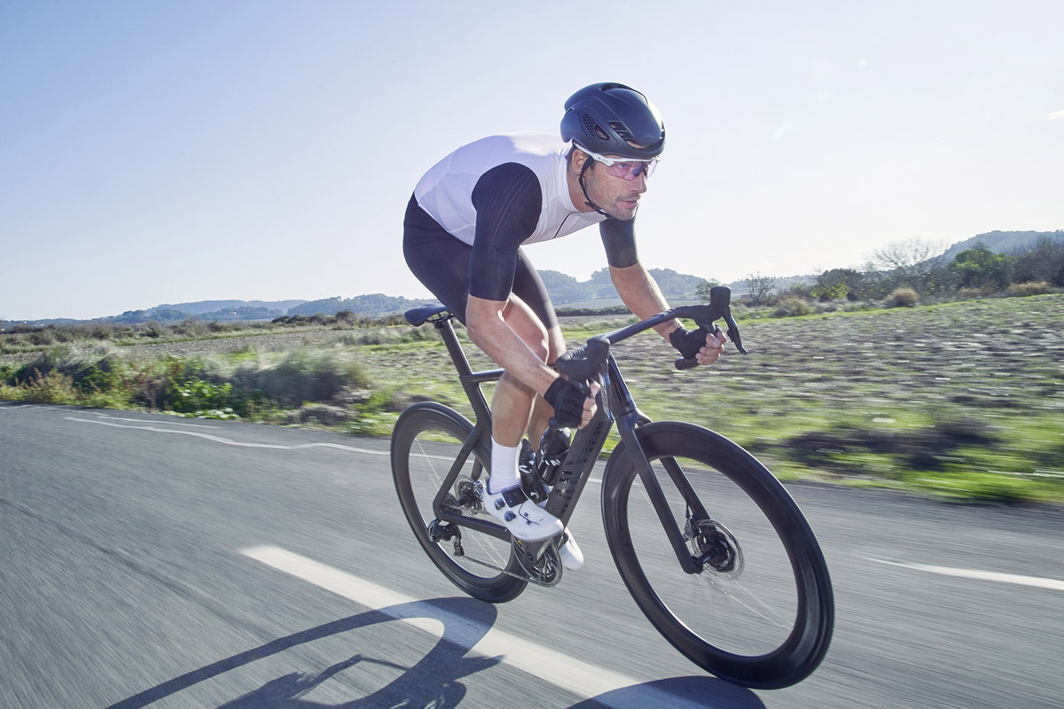 Bici de carbono con manillar, potencia, tija y ruedas de carbono en acción